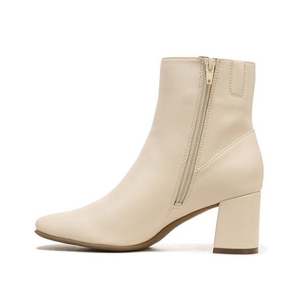 Naturalizer Wrenley Bootie (Wide) - Picture 8 of 9